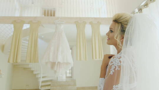 迷人的白人新娘看她的婚纱和伴娘礼服视频素材模板下载