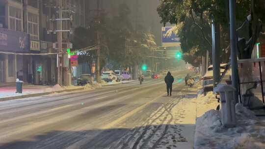 夜晚下雪的城市街道人流1视频素材模板下载