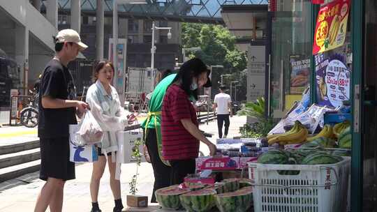 水果店门口挑选水果