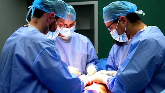 医院医生在手术室给病人做手术