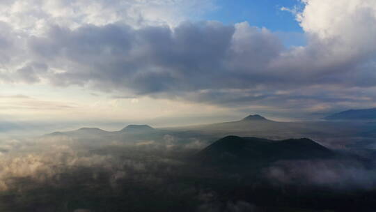 早晨云雾缭绕的火山