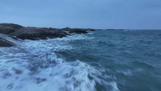 海岸礁石浪花