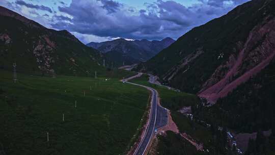 祁连山脉卓尔山牛心山