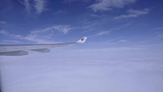 云层上空飞机机翼