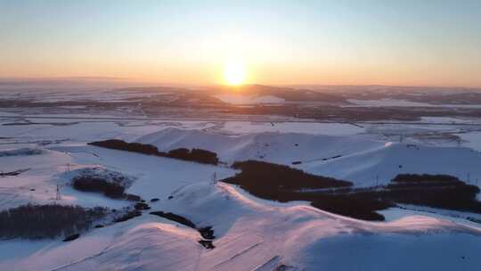 极寒的低山丘陵雪原灿烂夕阳