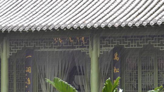 阴天瓦沿雨水滴落屋檐雨水降雨雨滴特写视频素材模板下载