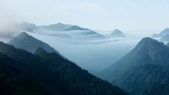 山峦叠嶂云雾缭绕