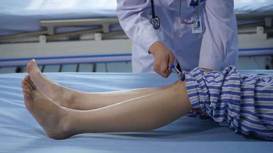 医生医院内检查病人腿部