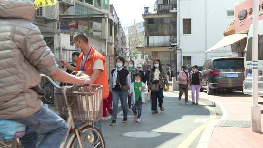 中秋节前夕，市民在深圳中英街购物