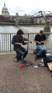 伦敦泰晤士千禧桥博物馆门口街头小提琴表演