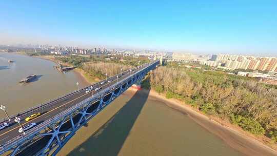 穿越机航拍南京长江大桥日出车流火车车流