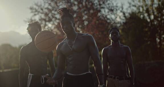 在户外打篮球的黑人