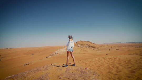 晴天站在沙漠上的女人