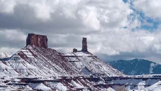 沙漠中山上的岩层和积雪延时