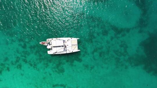 俯拍蓝色大海海面海水游艇