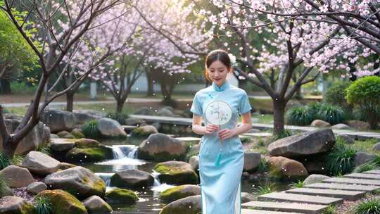 旗袍女子于樱花溪边手持团扇