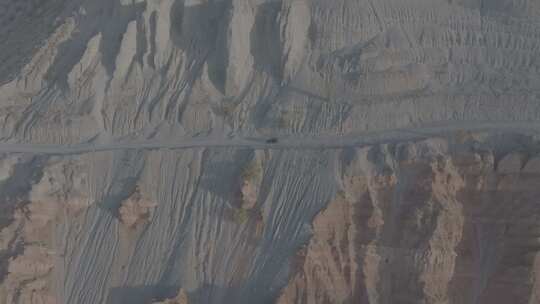 经典前20秒航拍汽车在安吉海峡谷色彩中行