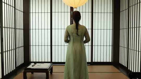 日式茶室女人开门古装和服