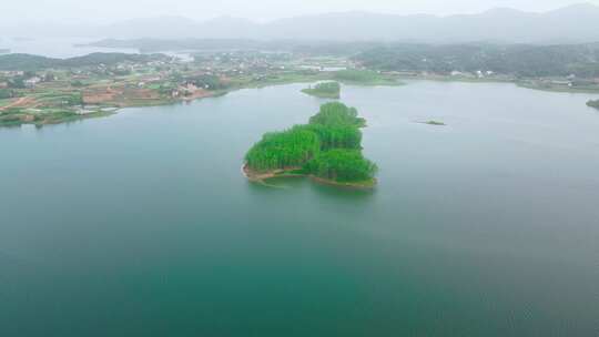 航拍绿色生态湖泊，水墨山水，绿水青山素材