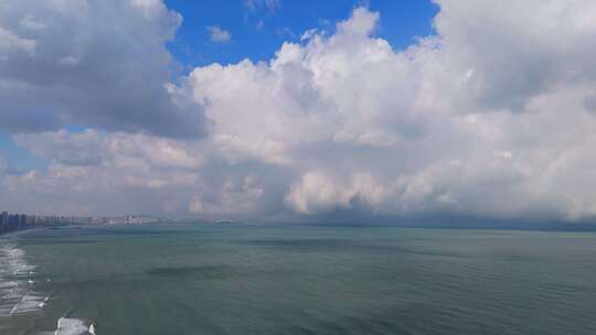 航拍远处大海中的暴风雨积雨云气象天气风光