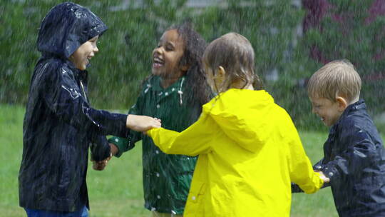 孩子们在雨中玩耍慢动作