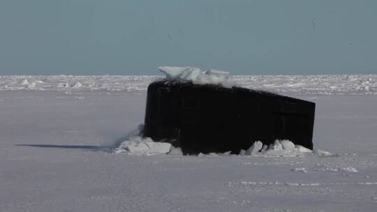 潜水艇在北极的海冰中浮出水面