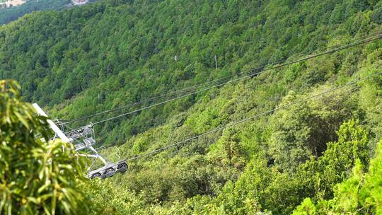 景区缆车索道观光缆车特写山上风景旅游景点