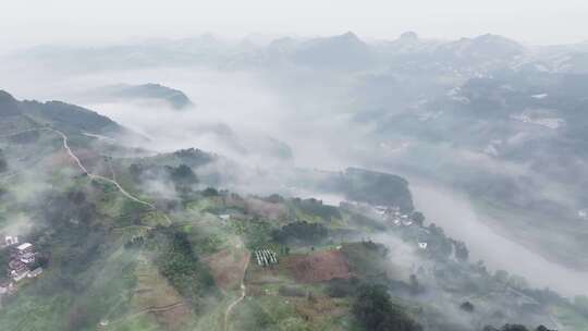 清晨山边漓江上的薄雾