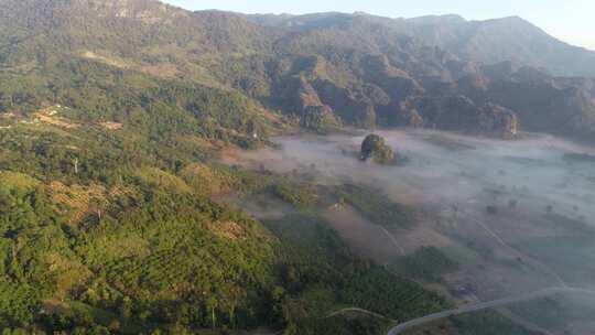 AERIAL雾蒙蒙的高山景观Phu La