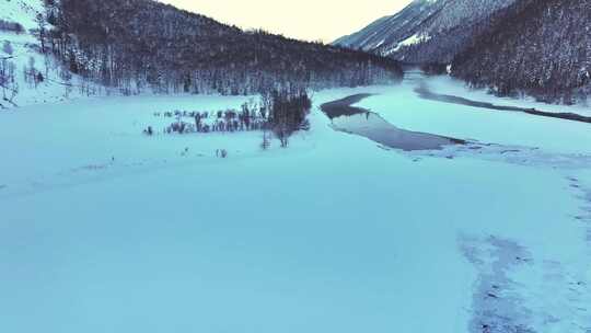 航拍新疆雪山风光