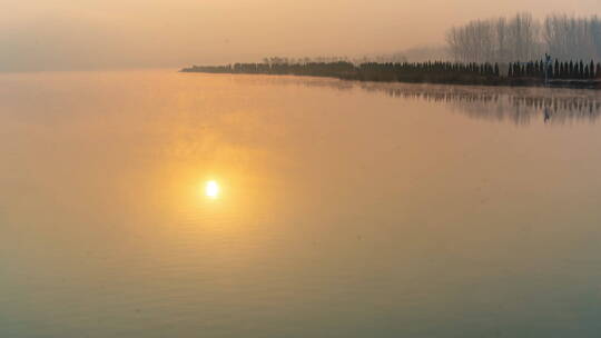 日出 平静的水面 晨雾缭绕