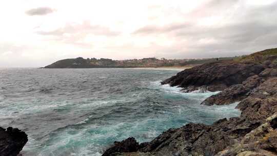 浪花拍打岩石