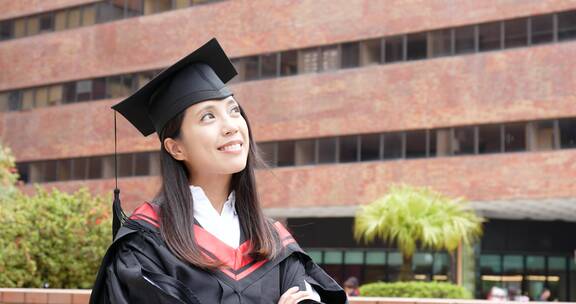 毕业的女大学生留恋校园美好依依不舍