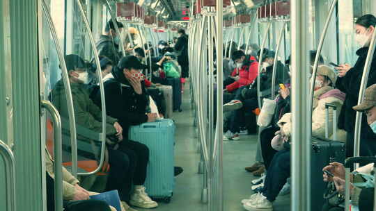 地铁 轻轨 玩手机 看手机