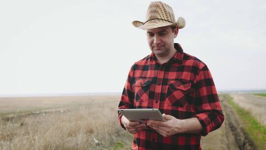智慧农业科技农民手持智能科技平板电脑