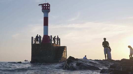 北海冠头岭海边人群日落海浪