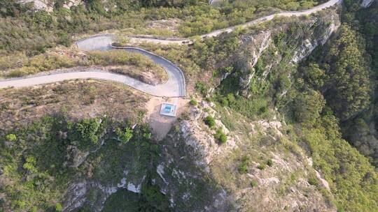 航拍俯瞰夏季威海里口山佛顶的盘山公路