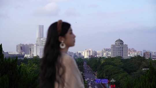 一个女人站在山顶看中山城市风景建筑风光