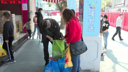中秋节前夕，市民在深圳中英街购物