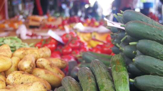 展示蔬菜柜台与食品市场上的蔬菜视频素材模板下载