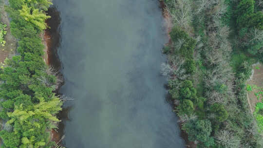 俯拍平静河流河面视频素材模板下载