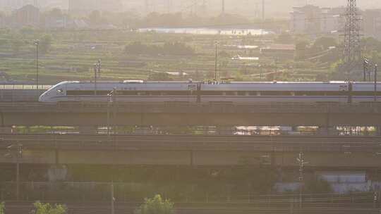 城市乡村铁路上行驶的高铁动车