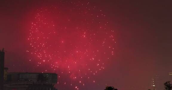 除夕夜。重庆在两江之中放烟庆祝新年