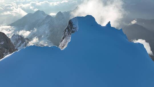 哈巴雪山：登山热门线路人生的第一座雪山