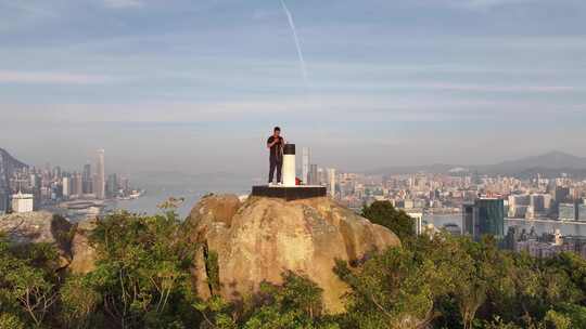 站在香港宝马山顶的中年男人