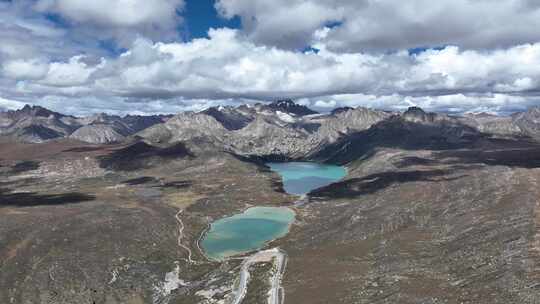 航拍晴朗天气下的四川甘孜姊妹湖风景