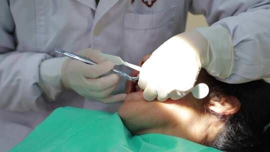 医生为患者进行口腔检查的医疗场景