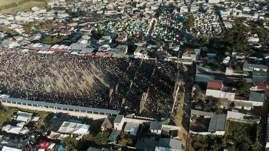 危地马拉万圣节期间松潘戈镇的巨型风筝节。空中无人机拍摄