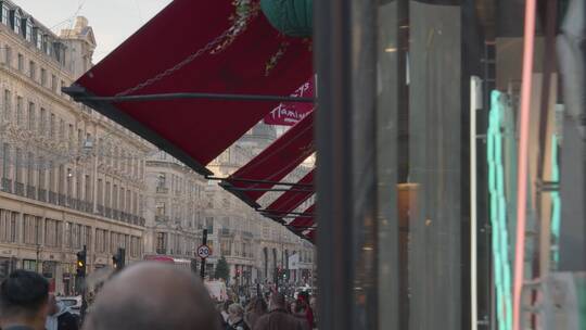 伦敦摄政街来往的购物者视频素材模板下载