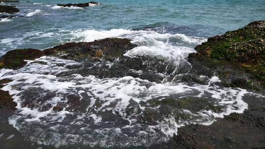 实拍大海海浪沙滩礁石